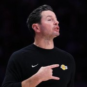开云-雷迪克连续两个赛季率队50胜 成湖人队史自禅师之后首位主教练